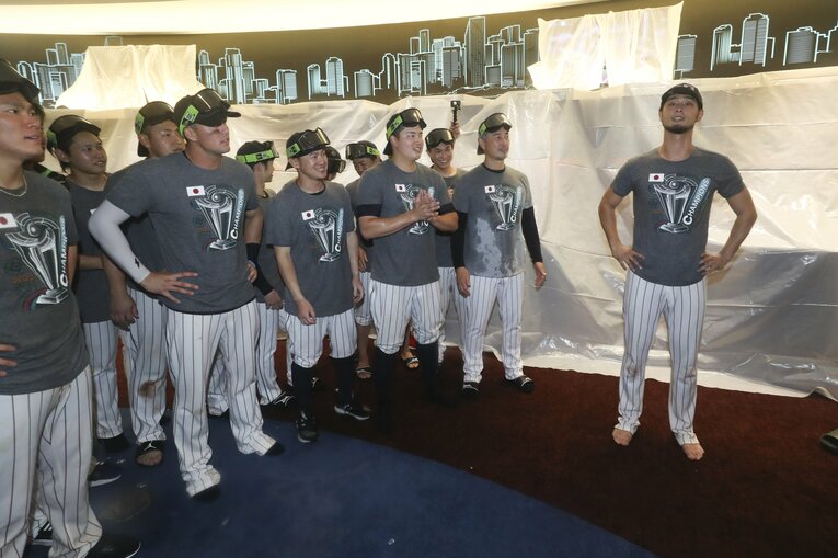 シャンパンファイトであいさつするダルビッシュ　©AFLO