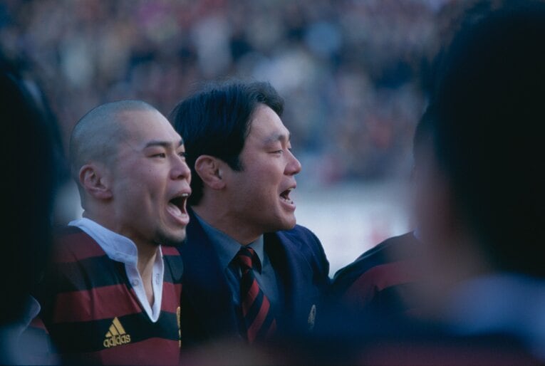 「荒ぶる」を歌う清宮監督と主将・山下大悟（2002年度）　©︎Kazuaki Nishiyama