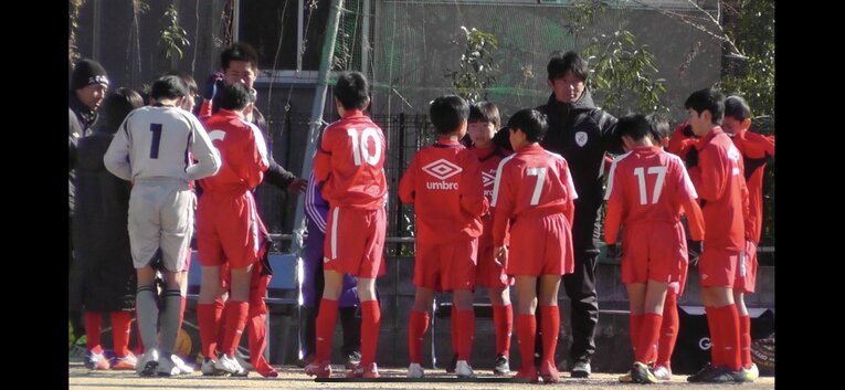 子供たちに問いかけ、考えるためのサポートをすることで積極的にチャレンジする空気感を作り出している※本人提供