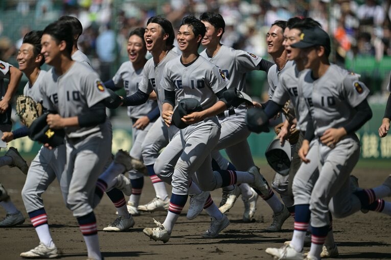 1920年以来、じつに103年ぶりとなる決勝進出を決めた慶応高　©Hideki Sugiyama