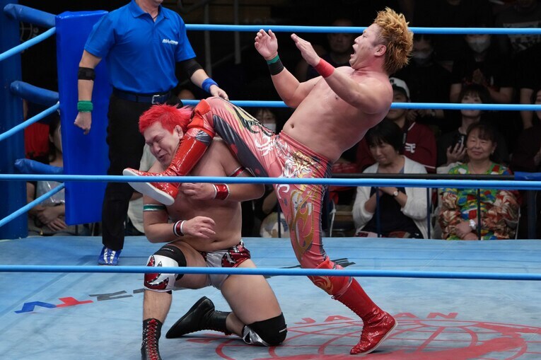 本田竜輝にヒザを浴びせる宮原健斗　©Essei Hara