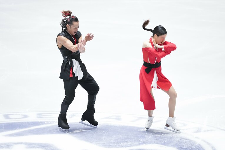 NHK杯SPで演技を行う村元＆高橋