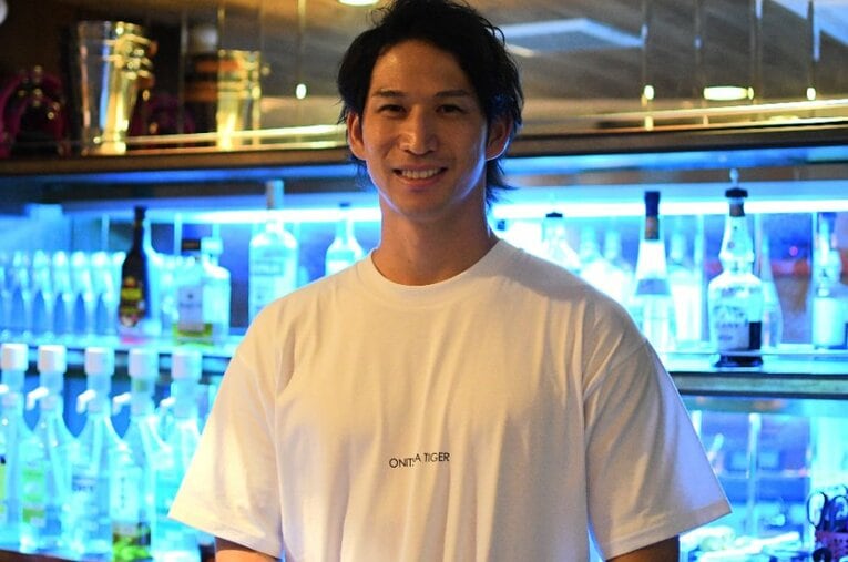 現役引退後は、広島市内でバーを経営しながら、野球教室も行っている宇佐美塁大さん（29歳） ／ photograph by NumberWeb