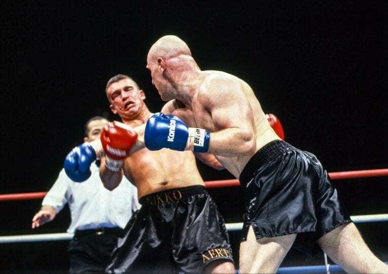 ピーター・アーツに強烈なパンチを打ち込むマイク・ベルナルド　©Susumu Nagao