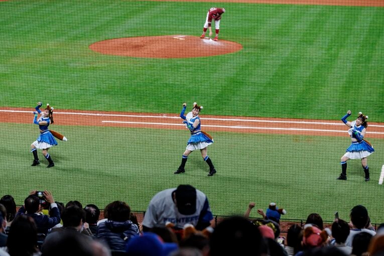 エスコンフィールドでの開幕戦できつねダンスを披露するファイターズガール　©︎Kiichi Matsumoto