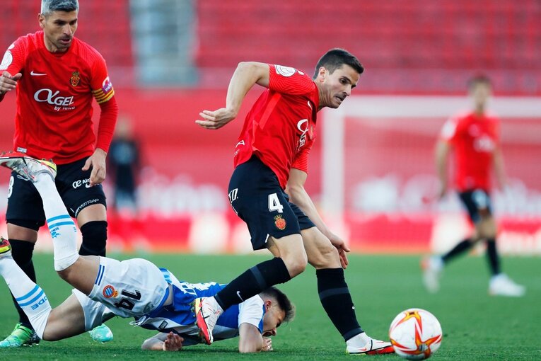 久保建英“オレが蹴る”FK弾→手荒い祝福に「い、痛いんですけど」 カメラマンが至近距離でとらえた一撃と、ファンから“感謝の大拍手”(38)