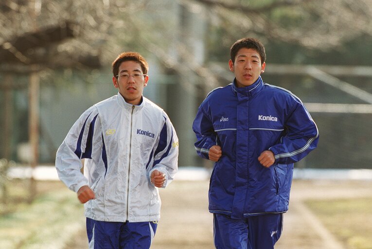 双子ランナーだった兄・松宮隆行（左）と弟の祐行。写真はコニカ所属時代の2001年1月　©︎JIJI PRESS