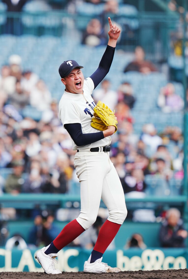 センバツで4年ぶりの優勝を果たした大阪桐蔭の川本晴大。192センチの長身はセンバツのマウンドでも一際目を引いた　©JIJI PRESS