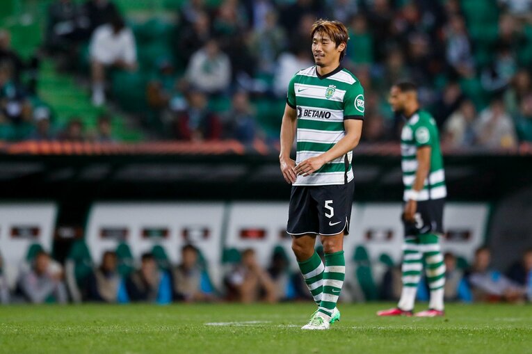 「モリタ、モリタ」とポルトガル地元カメラマン称賛…冨安健洋vs守田英正が「試合後にユニ交換」“EL日本人対決”を撮った(38)