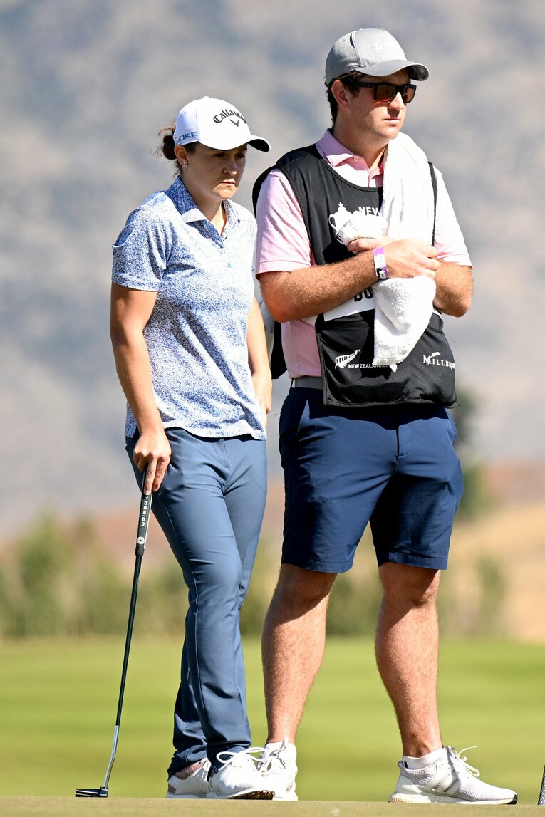 プロのキャディーを務めるギャリー・キシックとバーティ　©Getty Images