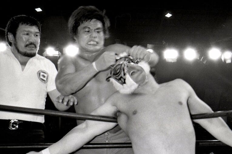 初代タイガーマスクの覆面を引き裂く小林邦昭 ／ photograph by 東京スポーツ新聞社