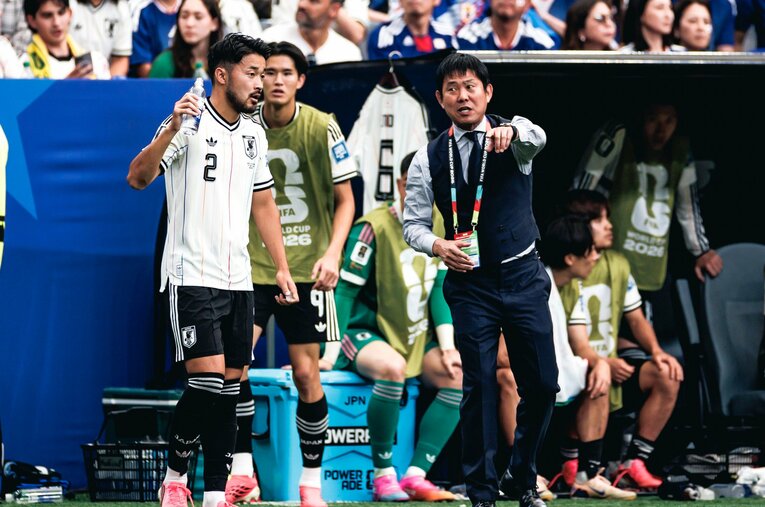 途中出場の選手に指示を出す森保監督　©Kiichi Matsumoto/JMPA