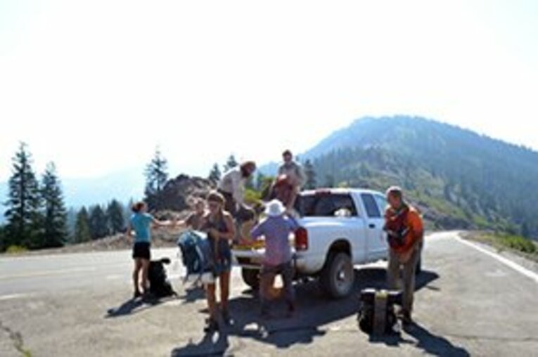 ハイカー仲間でマウントシャスタの麓からトレイルへ戻る。 