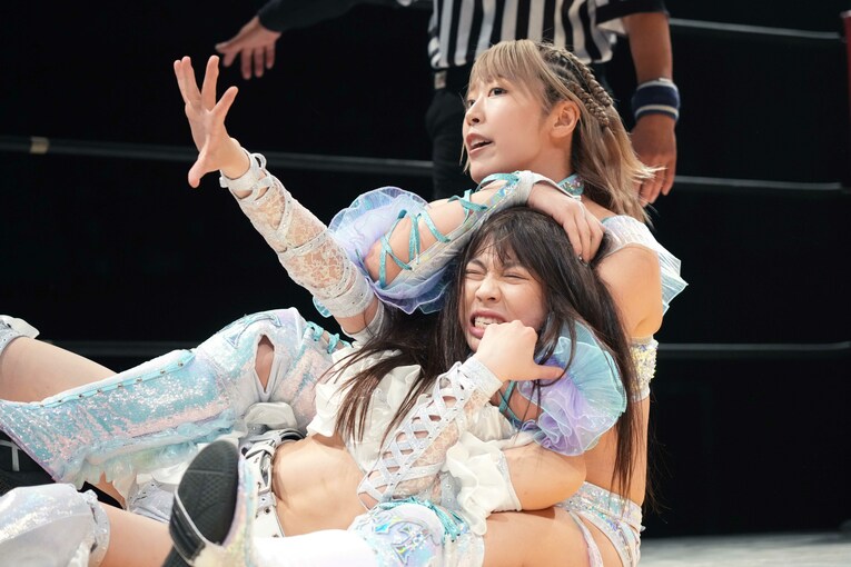 心希を絞め上げる桜井麻衣　©Essei Hara