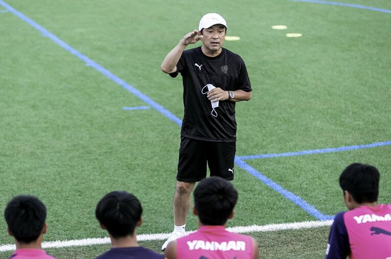 セレッソ大阪のアカデミー技術委員長を務める風間八宏氏。やはりその指導スタイルは独特だった ／ photograph by Satoko Moritsugu