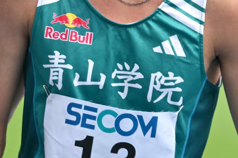 今シーズンからレッドブルのスポンサーロゴを掲示する青山学院大学駅伝チーム。巨大化する「大学駅伝ビジネス」の現在地は？ ／ photograph by Takashi Shimizu