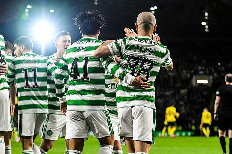 チームメートの祝福に応える旗手怜央と前田大然。井手口陽介を加えた日本人新戦力トリオがセルティックに勢いを与えるか ／ photograph by Ross MacDonald/Getty Images