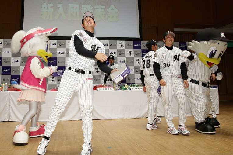 新入団発表会での唐川と伊藤さん　©Chiba Lotte Marines