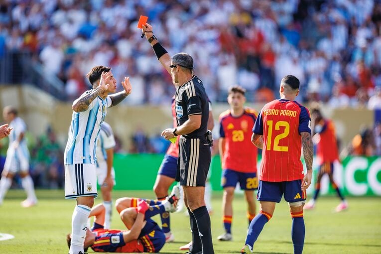 テレビ映像では伝わり切らないアルゼンチンvsスペインの決定的瞬間…写真は右に続きます　©Kiichi Matsumoto/JMPA