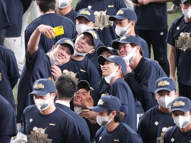 杉本裕太郎、山本由伸らと嬉しそうに写真撮影する山岡泰輔（右）©︎Sankei Shimbun