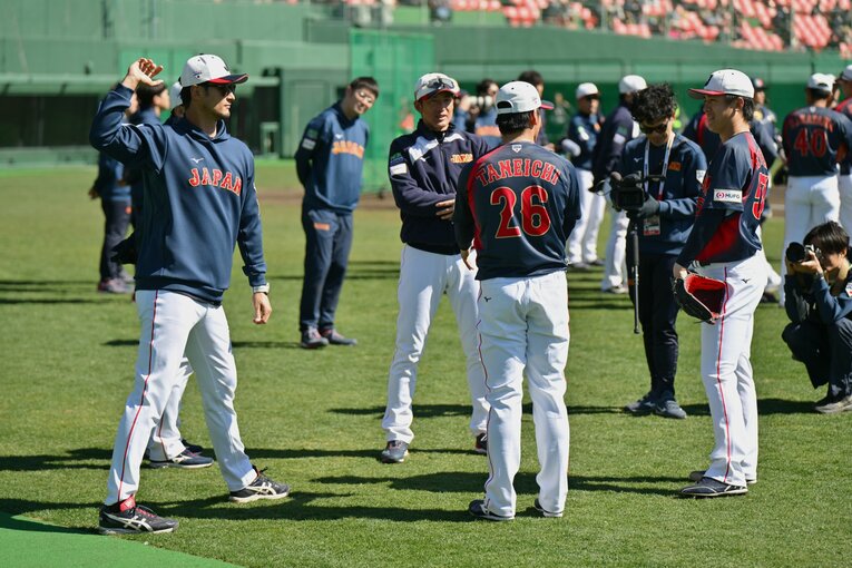 日本ハム・北山亘基（26歳）、西武・隅田知一郎（26歳、ユニフォームが間に合わず、種市のものを着用）と話すダルビッシュ有　©Hideki Sugiyama