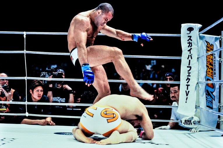 同大会よりグラウンド（4点ポジション）での蹴りや踏みつけが解禁。このルール改正はシウバに有利に働いた