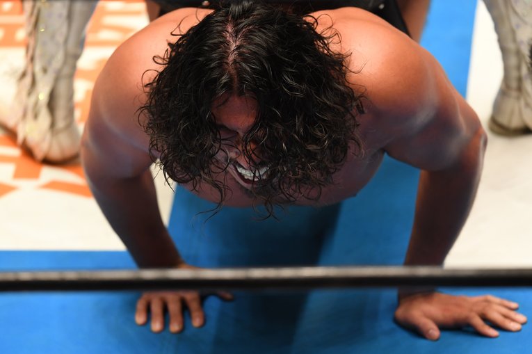 「極上の悔しさを…」旅立つヤングライオン2人に立ち塞がったオカダ・カズチカ、内藤哲也という“圧倒的な壁”《新日本プロレス壮行試合》(9)