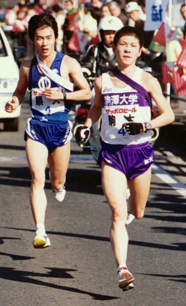 1999年の箱根駅伝、4区で順大を抜いて首位に立ち、区間新記録（当時）をマークした藤田　©KYODO
