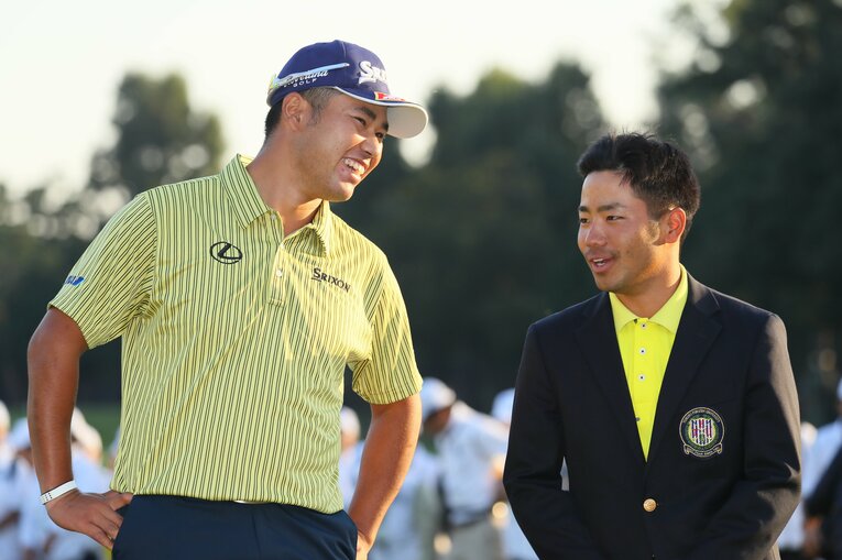 東北福祉大在学中の2016年日本オープンでローアマを獲得した比嘉一貴（右）。同大会で優勝した松山英樹も健闘を讃えた　©Nippon News/AFLO