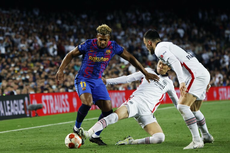 「初めて日本人がバルサのカンプノウで勝利」歴史的瞬間を撮った… 鎌田大地のアシストと献身に感動した理由〈長谷部誠も出場〉(24)