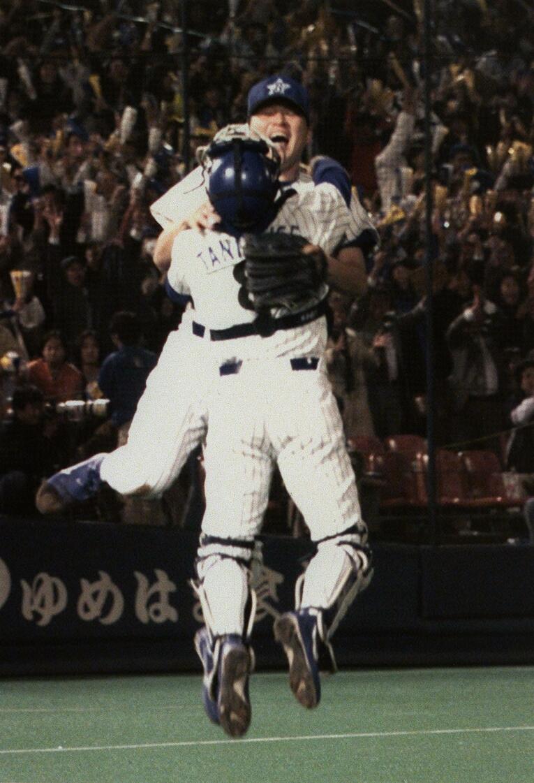 1998年、日本シリーズ優勝を決めて抱き合う「大魔神」佐々木主浩と谷繁元信　©JIJI PRESS