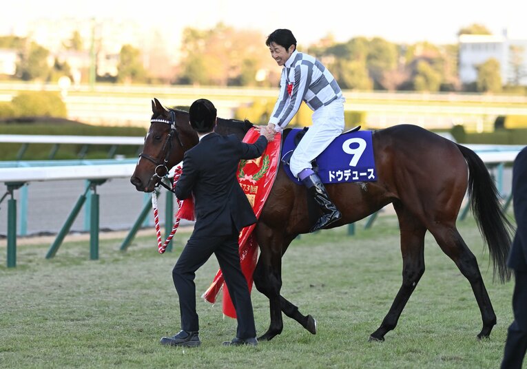 レース後のドウデュースと武豊　©Keiji Ishikawa