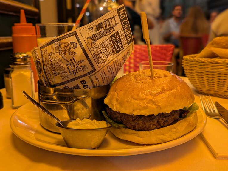 カフェレストランのハンバーガーとフレンチフライのセット（約3000円）　©Yu Saito