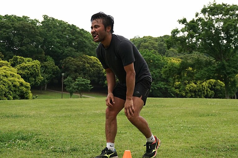 練習場所が公園でも、旧知のトレーナーとの二人三脚復活に比嘉大吾の表情は明るい。 ／ photograph by Jun Shibuya