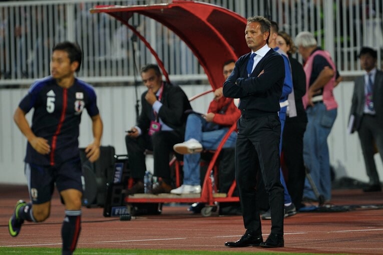 2013年、日本vsセルビア戦で指揮を執るミハイロビッチ監督　©Takuya Sugiyama