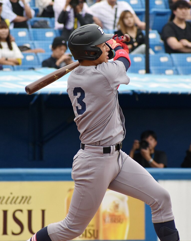 秋季リーグ戦1回戦の明大戦の9回、リーグ戦初本塁打となる同点ソロを放った清原　©JIJI PRESS