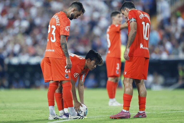 主審の姿を確認しながら数cmボールを後ろにずらす狡賢さを見せた