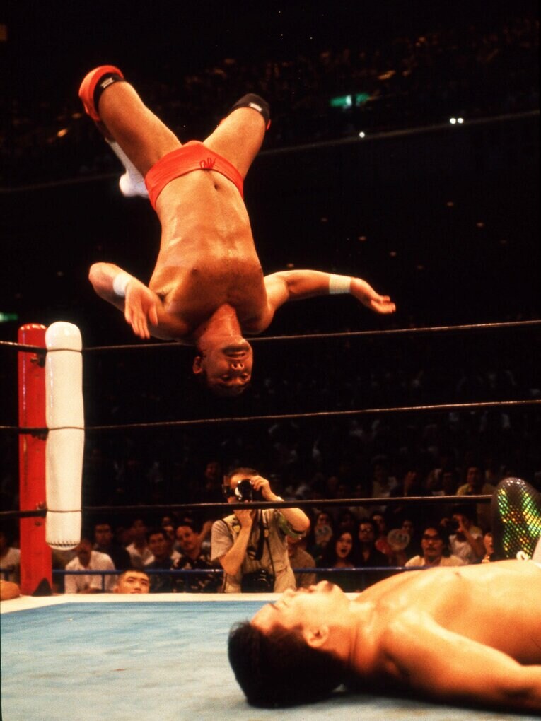 ムーンサルトを蝶野に見舞う武藤。1991年8月11日、両国国技館
