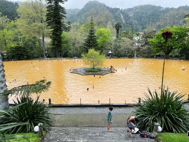 「山の斜面にスタジアム」「守田英正のお薦め料理は…」日本代表MFが戦う“離島クラブ”は美しい風景とグルメ満載だった《現地で撮影》(29)