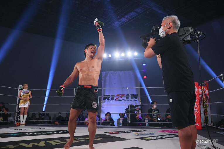 初参戦となった鈴木博昭は衝撃のレフェリーストップ勝利　©RIZIN FF