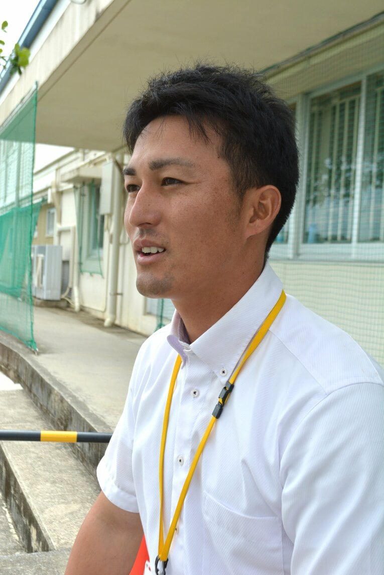 インタビューに応じる島袋洋奨。現在は興南高校野球部でコーチ兼副部長を務めている　©Takarin Matsunaga