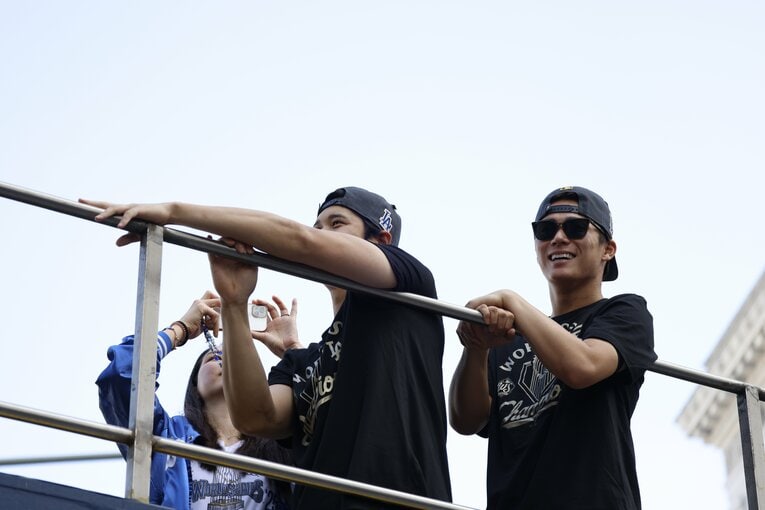 【ドジャースのテレビに映らない名場面】大谷夫妻とパレードを満喫する山本由伸（写真はまだまだ続きます）　©︎Getty Images