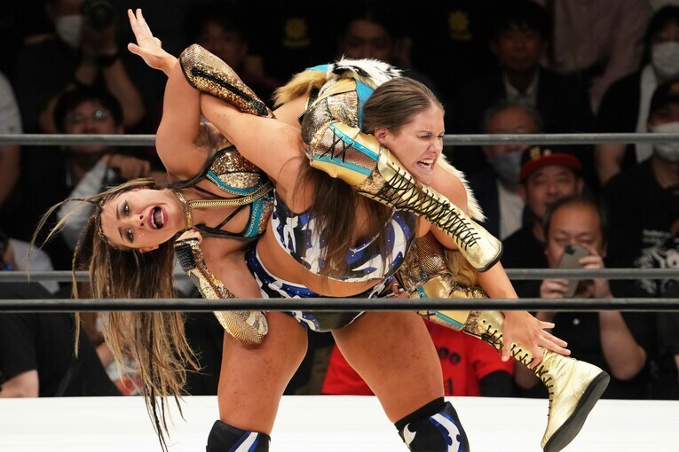 ボジラに必死にからみつくジュリア　©Masashi Hara