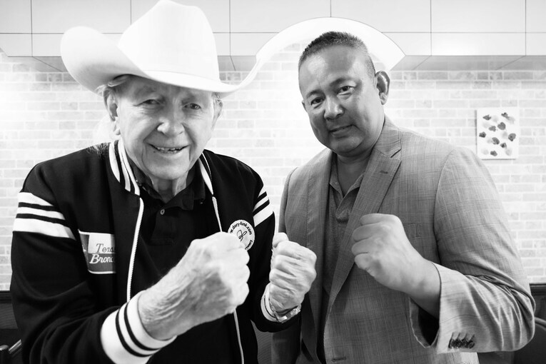 西村修と師匠ドリー・ファンク・ジュニアとのラストカット。2024年8月27日、東京　©Essei Hara