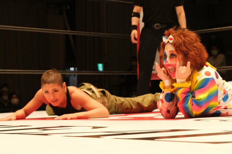 ジュリア「坊主頭」での出直し　元アイドルに敗れバリカン刈りも…悲壮感なき“闘う女”スタイルがカッコよすぎた(8)