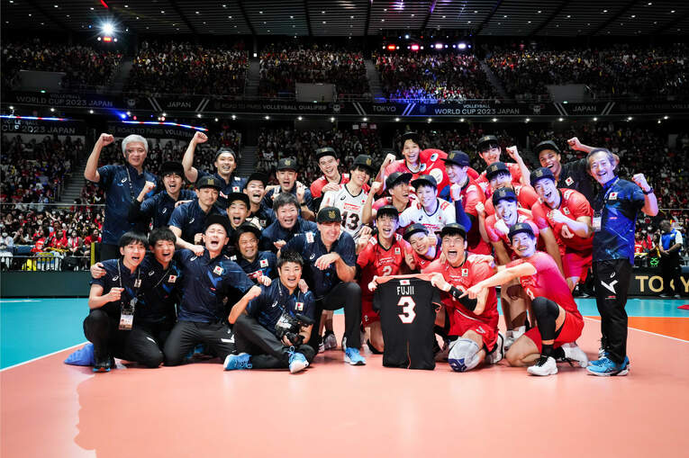 パリ五輪出場権を獲得した日本代表。笑顔がはじけた集合写真　©FIVB