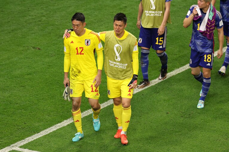 PK戦に敗れ、失意の権田（左）。川島はその権田をなぐさめながら、自身は大粒の涙をこぼした　©Getty Images