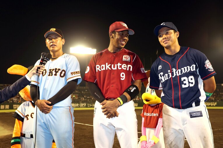 2016年フレッシュオールスターでイースタンリーグ選抜の岡本和真（巨人）、オコエ瑠偉（楽天）ともにヒーローインタビューを受ける呉念庭　©Sankei Shimbun