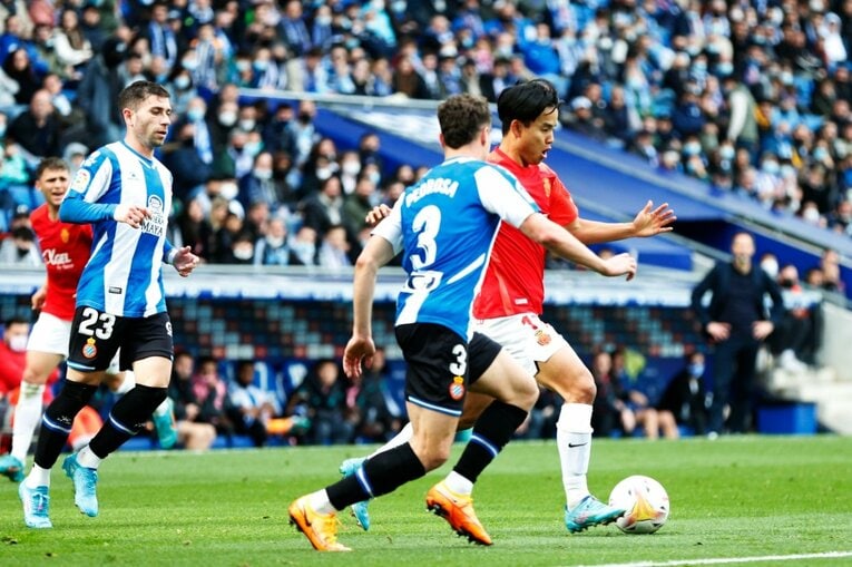 久保建英の祈りと必死さも実らず「先発落ち→6連敗で降格圏」に倒れ込み… 監督解任マジョルカの序列は変わるのか〈撮影者の視点〉(42)