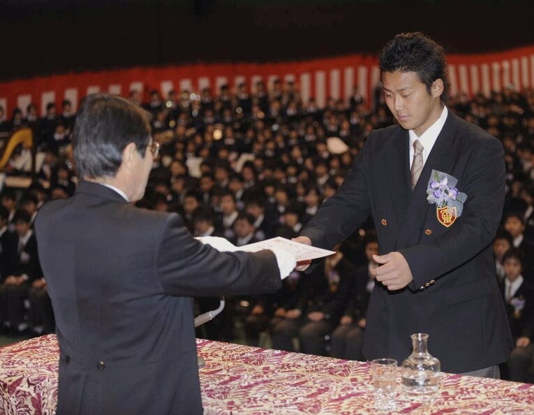 2008年、大阪桐蔭の卒業式。表彰される中田翔　©JIJI PRESS